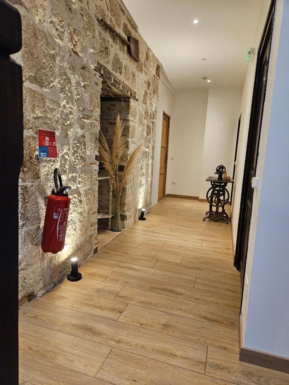 Le Beffroi Aparthotel Tournon-d'Agenais ภายนอก รูปภาพ
